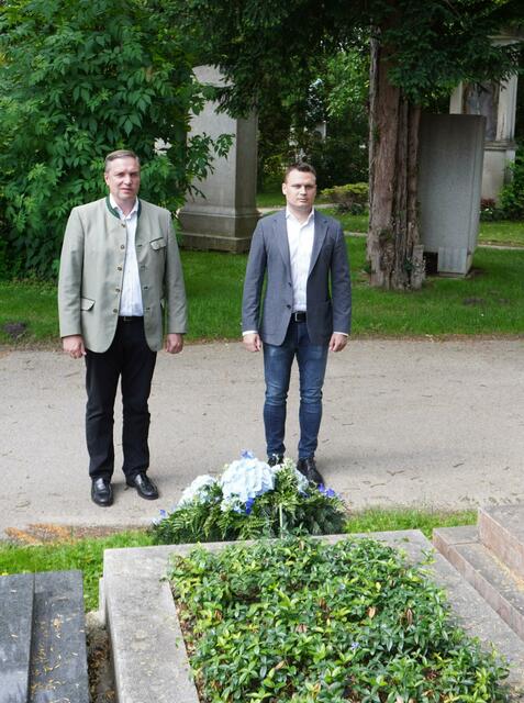 Hubert Keyl und Andreas Bors am Grab des verstorbenen Hauptmannes | Foto: FPÖ