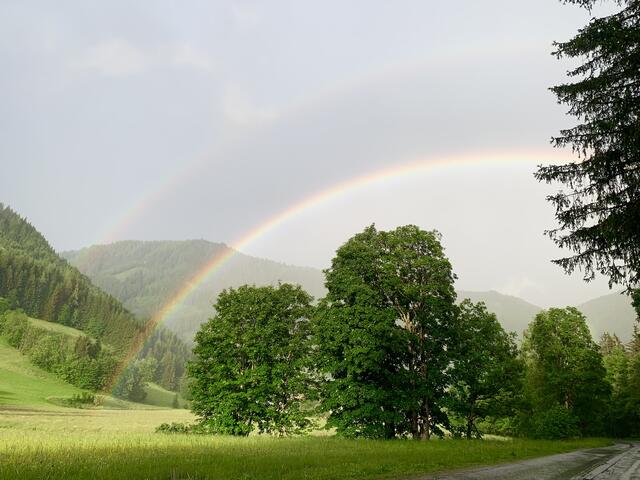 Ein Regenbogen mit Nebenregenbogen war heute im Zaglauwinkl in Werfenweng über der Paragleiter-Landewiese zu sehen.  | Foto: Maria Astner-Meißnitzer