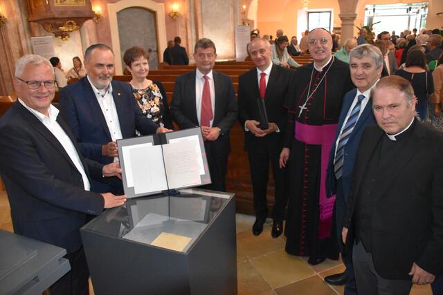 (v.l.) Eisenstadts Bürgermeister Thomas Steiner, Landeshauptmann Hans Peter Doskozil, Kunsthistorikerin Ildikó Weinhäusel-Farkas, Stefan Ottrubay, Vorsitzender der Esterhazy Privatstiftung, Bernhard Weinhäusel, Museumsleiter, Diözesanbischof Ägidius J. Zsifkovics, Landtagsabgeordneter Walter Temmel und Pfarrer Alexander Wessely | Foto: Stefan Schneider