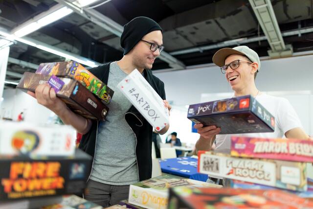 Beim Wiener Spielefest 2024 kann man sich wieder durch hunderte Brett- und Kartenspielen durcharbeiten – und auch kaufen. | Foto: IAKW-AG Ludwig Schedl