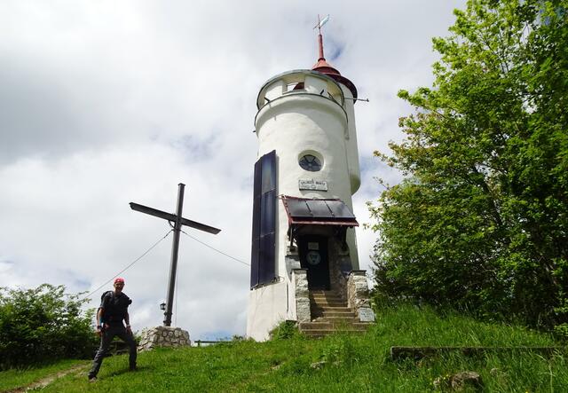 Auf dem Blassenstein mit der Urlingerwarte und dem Gipfelkreuz