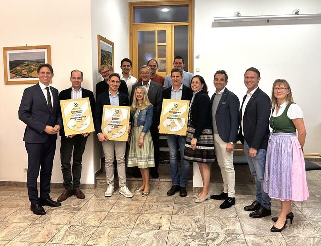 Das Gasthaus Schweinzger, Gasthaus Draxler-Golli und das Gasthaus Zieglerwirt erhielten die goldenen Gemeindewappen der Gemeinde Lang. | Foto: gmd