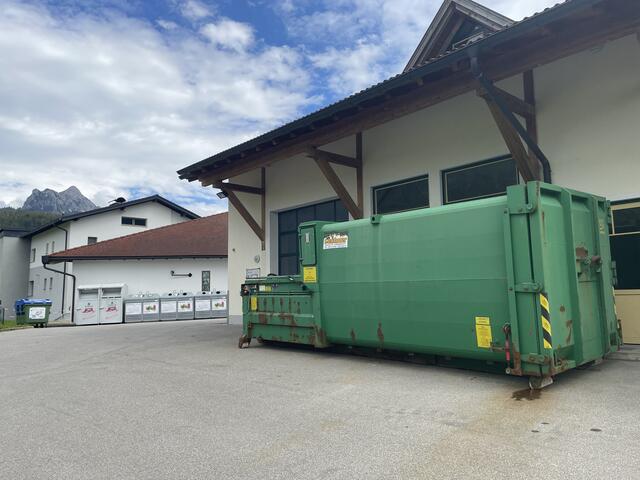 Der neue Presscontainer für Altpapier, ein weiterer für Plastik soll noch angeschafft werden.