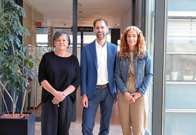 Landesrätin Eva Pawlata (r.) und Sabine Trummer, Vorsitzende des Kinder- und Jugendhilfebeirats (l.), stelleten den neuen Kinder- und Jugendanwalt Lukas Trentini (Mitte) offiziell vor. | Foto: Land Tirol/Hörmann