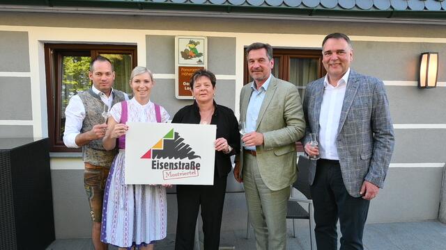 Schnapsbrenner-Olympiade in unserer Region: Eduard und Kathrin Lagler mit Vizebürgermeisterin Heidi Polsterer, Eisenstraße-Obmann Werner Krammer und Ortschef Thomas Raidl | Foto: eisenstrasse.info