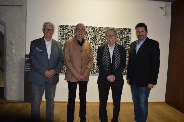 Gelungene Ausstellung von Elmar Peintner (2.v.re.) auf Schloss Landeck. Bei der Vernissage mit Christian Rudig (Schloss Landeck), Bgm. Herbert Mayer und Kulturreferent Peter Vöhl (v.li.). | Foto: Siegele
