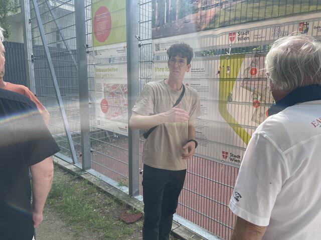 Bei der Präsentation der Pläne erklärte Dario Unterdorfer (mitte), wie der Park künftig aussehen wird. | Foto: Pufler