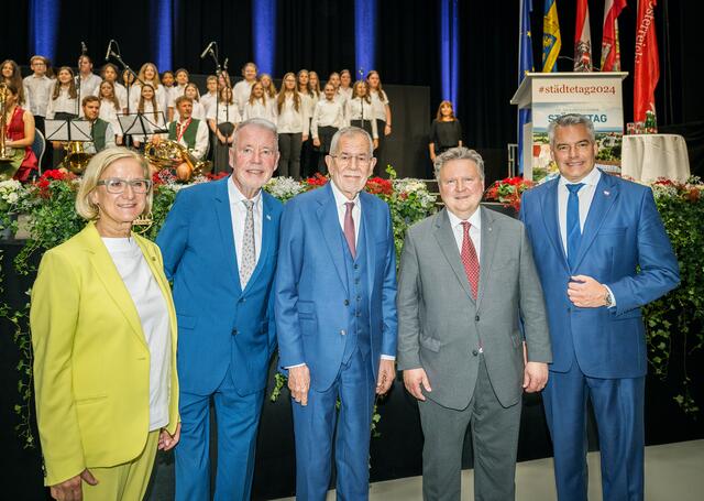 Landeshauptfrau Johanna Mikl-Leitner, Wr. Neustadts Bürgermeister Klaus Schneeberger, Bundespräsident Alexander Van der Bellen, Präsident des Österreichischen Städtebundes und Wiens Bürgermeister Michael Ludwig sowie Bundeskanzler Karl Nehammer beim 73. Österreichischen Städtetag in der Arena Nova Wiener Neustadt. | Foto: NLK Pfeffer
