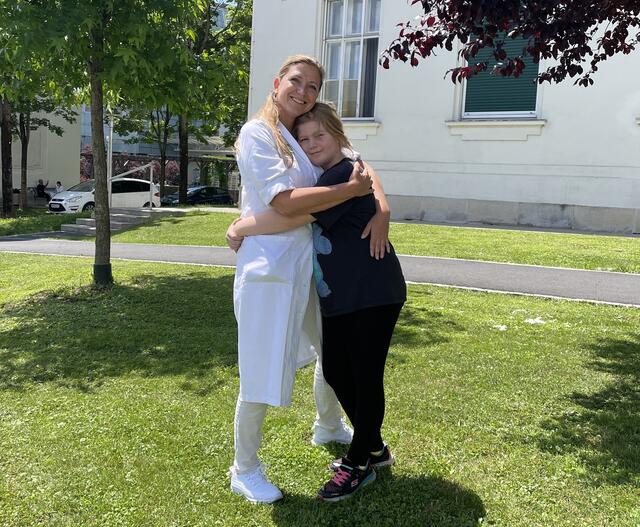 Für die neunjährige Lea ist Andrea Mohapp mittlerweile zum Fels in der Brandung geworden: Die Klinische Psychoonkologin begleitet das Mädchen durch die Höhen und Tiefen, während der Bruder im Spital behandelt wird. | Foto: MeinBezirk