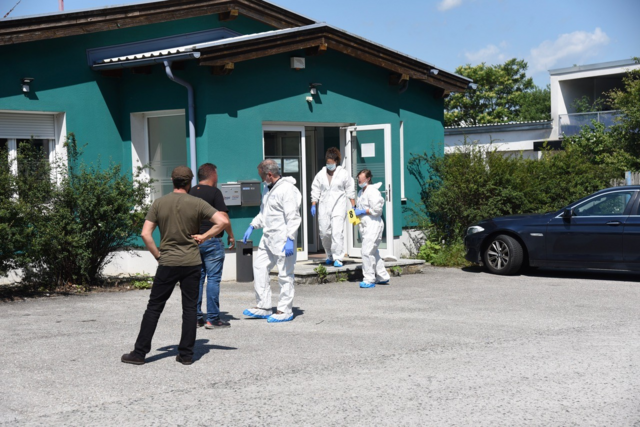 Ermittler der Polizei sichern Spuren am Schauplatz des Überfalls auf den Landmaschinenhändler.
 | Foto: Thomas Lenger