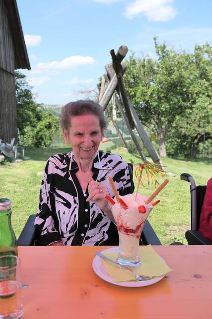 Ob Erna Mair diesen großen Eisbecher schafft? | Foto: Sene Cura Purkersdorf