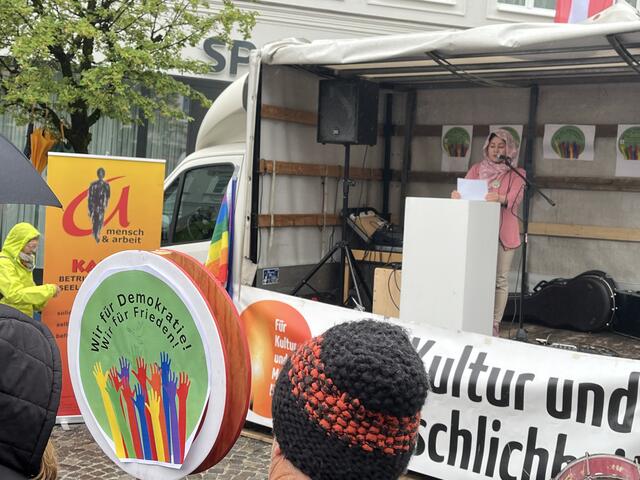„In meinem Land Afghanistan habe ich keinen Namen und keine Stimme. Hier in Österreich darf ich mich mit meinem Namen vorstellen und meine Meinung sagen, berichtete Soheila aus Afghanistan.  | Foto: Helmut Eder