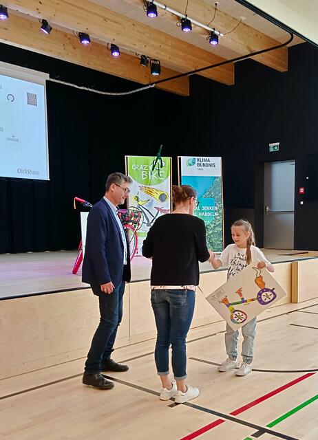Andrä Stigger und Natascha Moll gratulieren der zweitplatzierten Luisa Abraham aus Vils. | Foto: Klimabündnis Tirol