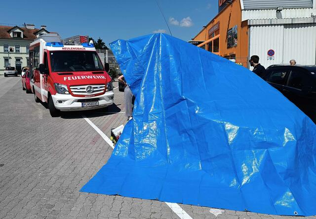 Eine Plane wurde über das Auto gehalten, um es vor der Sonne und der Aufheizung zu schützen. | Foto: FF Neulengbach-Stadt