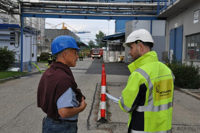 Hannes Zimmermann (operativer Einsatzleiter des behördlichen Krisenstabs) und Patrick Fuss (Head of HSSEQ von Metadynea Austria) bei der Großübung im Metadynea Industriepark (v. li.n.re.) | Foto: Stadt Krems