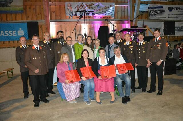 Gruppenbild mit den Ehrengästen | Foto: FF Großrupprechts
