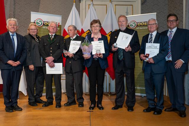 Landesobmann Josef Pühringer (1. v.l.), OÖSB Bezirksobfrau Hilde Baumgartner-Pichelsberger (2.v.l.) und Landesgeschäftsführer Stv. Johann Killinger (rechts) gemeinsam mit den geehrten Persönlichkeiten bei der Ehrungsfeier. | Foto: OÖ Seniorenbund