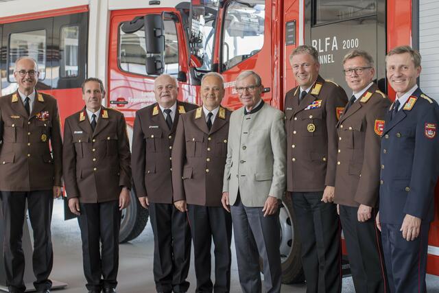 Der alte und neue Landesfeuerwehrkommandant Günter Trinker (4. v. links) mit Landeshauptmann Wilfried Haslauer mit den Bezirksfeuerwehrkommandanten und dem Branddirektor Reinhold Ortler (ganz rechts) | Foto: Land Salzburg/Neumayr/Leopold