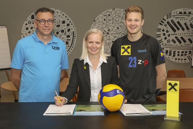 Robert Wunderl, Ernestine Grießler und Spieler der Panthers Matthias Hofinger. | Foto: Raiffeisenbank Region St. Pölten