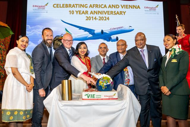Beim Abendevent: Vlnr:  Mag. Martin Woller, Regionaldirektor Afrika der WKO, Mag. Julian Jäger, Vorstand der Flughafen Wien AG, Saba Gebremedhin Kassaye, Regional-Direktorin Österreich und Osteuropa von Ethiopian Airlines, Tekle Gebreyohannes, Deputy CCO und MDI von Ethiopian Airlines, , S.E. Lisanework Gorfu, bevollmächtigter Minister der Ständigen Vertretung der Demokratischen Bundesrepublik Äthiopien bei den Vereinten Nationen, S.E. Rapulane Sydney Molekane, Botschafter von Südafrika | Foto: Flughafen Wien AG