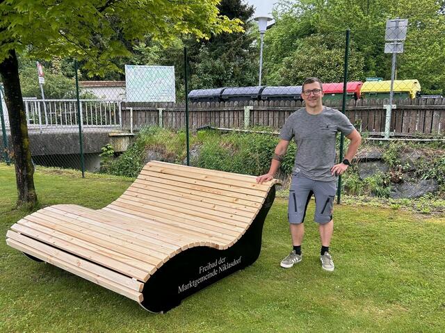 Fabian Baichl von der Firma WunderHolz vor seinem Werk: Diese Relaxliege aus Holz bereichert seit kurzem das Freibad. | Foto: Marktgemeinde Niklasdorf