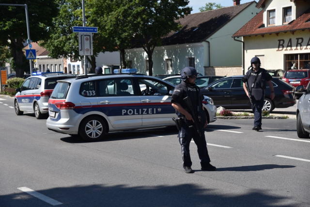 Die Raubgruppe des Landeskriminalamts und die Tatort-Gruppe sind vor Ort im Einsatz. | Foto: Thomas Lenger