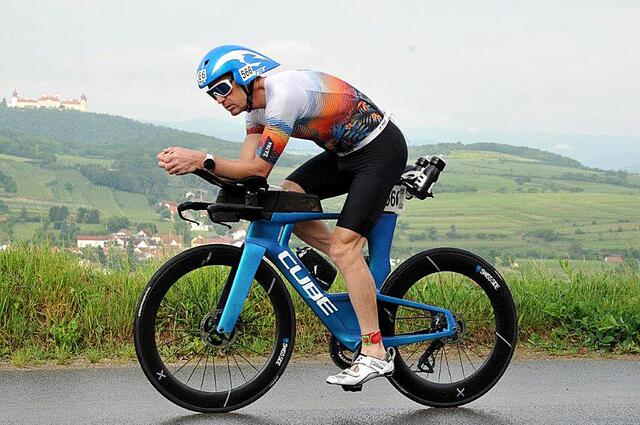 So kennt ihn die Triathlonwelt: Georg Schweighofer auf seiner Rennmaschine auf dem Weg zum Sieg. | Foto: privat