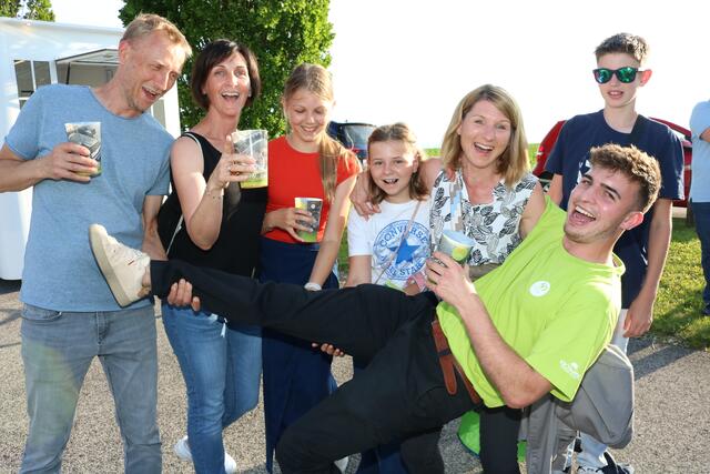 Tag eins des Kröswang-Festivals: Mit viel Gaudi im Gepäck schauten etliche Besucher beim Firmengelände in Kickendorf vorbei. | Foto: Sona Hasojan