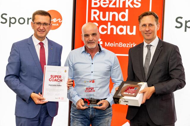 Bezirkssieger in Wels/Wels-Land bei der Hojatallah Golkar Preisverleihung mit Landesrat Markus Achleitner (li.) und Chefredakteur Thomas Winkler.  | Foto: BRS/Erwin Pils