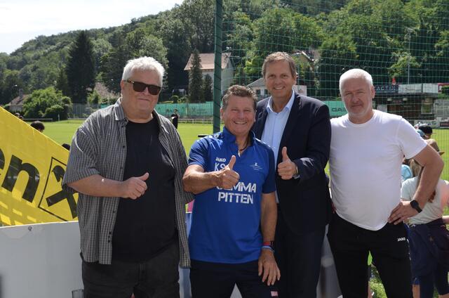 GGR Gerhard Kattinger, JGR Karl Steurer, Teamleiter Raiffeisenbank Region Wiener Alpen (Standort Pitten) Martin Stangl, Obmann vom SVg Pitten Helmut Holzer | Foto: Elisabeth Peinsipp