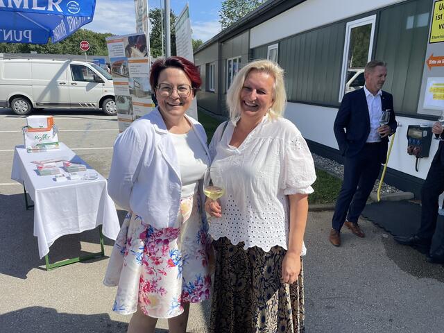 Gut gelaunt bei der Feier: Wirtschaftskammer-Regionalstellenobfrau Tanja Stöckl und RegionalMedien-Geschäftsstellenleiterin Heike Tröstner | Foto: Gernot Heigl