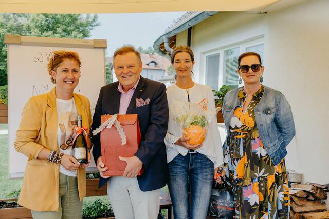 v.li.n.r.: FiW-Bezirksvorsitzende Nicole Mayer, Referent Karl-Heinz Sunitsch, Kornelia Motschnig vom Moorquell und FiW-Bezirksgeschäftsführerin Doris Weiß | Foto: Jasmin Lopez Photography