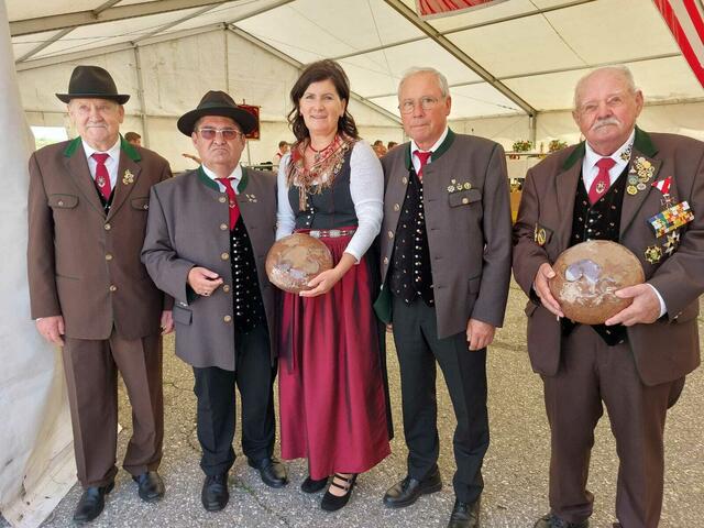 Von links: Festobmann Reinhard Ganster, Obmann Klaus Grassler, Bürgermeisterin Maria Knauder, StV-Obmann Hubert Moitzi, Landesstandartenträger Heinz Köppl | Foto: Privat