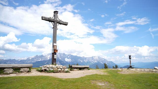 Am Gipfel hat man eine tolle Rundumsicht auf die Bergwelt. | Foto: Stefan Schubert