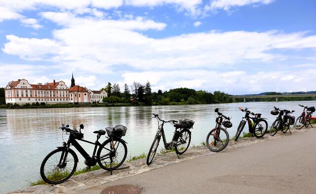 Radfahrer haben am Inn „angelegt“ – sie gehen alle auf eine der vielen Eisvariationen. | Foto: Franz Gruber