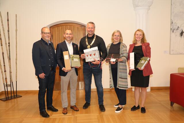 Manuel Zimmerer (Lebensgefährte von OB Belz), Oberbürgermeister Stefan Belz, Bürgermeister Peter Molnar, Kulturbeauftragte des Bürgermeisters Gemeinderätin Elisabeth Kreuzhuber und Linda Wulf (Referentin für europäische und internationale Angelegenheiten) beim Empfang im Rathaus | Foto: Stadt Krems