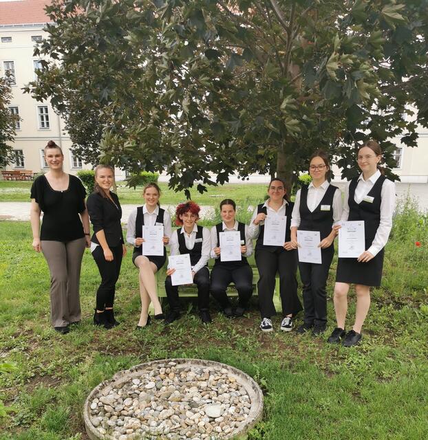 v.li.n.re.: Dipl.-Päd. Sabina Dietzl, BEd Mona Schö", Hanna Überraker, Enie Trauner, Leah Löw, Ariana Lindtner, Lisa Bockberger, Leonie Sigl | Foto: HLW HLM Krems