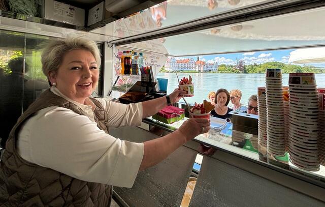 Ingrid Garibaldi, „Schärdings Eisfrau“ in ihrem Element.  Im Hintergrund ist die Kulisse des Neuhauser Klosters zu sehen. | Foto: Franz Gruber
