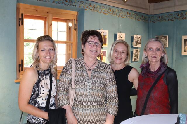 Die ausstellenden Künstlerinnen: Iris Maria Horvath, Barbara Weiland, Eva Miemelauer und Beatrix Weger.  | Foto: Elisabeth Zangerl