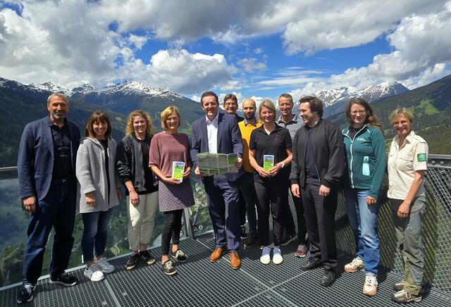 Naturlandesrat Rene Zumtobel mit den Mitgliedern der Plattform Natura Raetica im Naturpark Kaunergrat. | Foto: Land Tirol