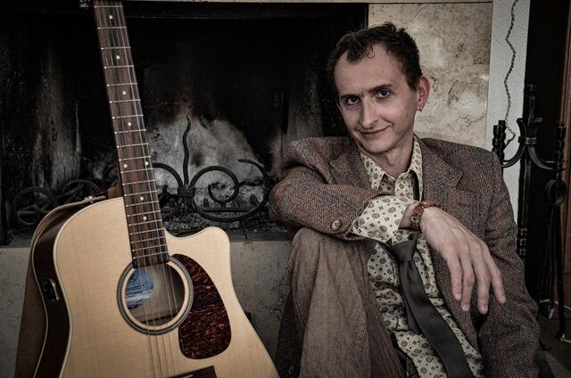 Zum Saisonabschluss gibt Liedermacher und Theaterchef der Tribüne Linz Rudi Müllehner seine eigenen Chansons am Samstag, 15. Juni, zum Besten. | Foto: C. B. Schneider