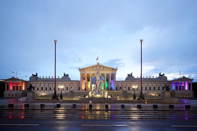 Das Parlament erstrahlte bereits letztes Jahr in Regenbogen-Farben.  | Foto: Parlamentsdirektion/Thomas Topf