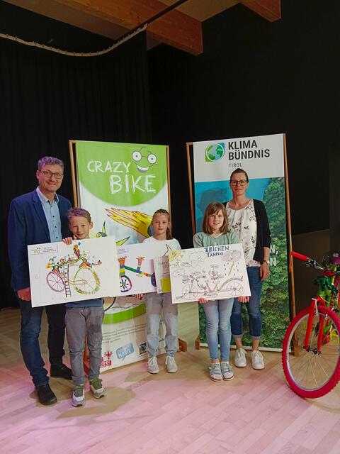 Bezirkspreisverleihung in Reutte (v.l.): Andrä Stigger (Geschäftsführer Klimabündnis Tirol), Julian Sonnweber aus Archbach (3. Platz Reutte), Luisa Abraham aus Vils (2. Platz Reutte), Franziska Geiger aus Bach (1. Platz Reutte) und Natascha Moll (Gemeindevertreterin Bach). | Foto: Klimabündnis Tirol