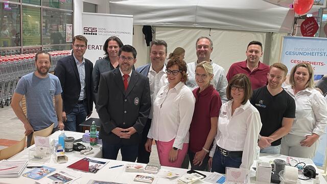 Ermöglichten auch heuer wieder den Gesundheitstag im Inntalcenter: Kooperationspartner und ihre Gäste, u.a. Bgm. Christian Härting (2.v.l.), IC-Eigentümervertreter Christoph Waldhart (li.) sowie Center-Manager Fred Unterwurzacher (7.v.l.) und Rot Kreuz Telfs-GF Daniel Struggl (4.v.l.).