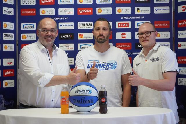 Der neue Headcoach der Gunners ist da: Manager Thomas Linzer, Headcoach Matthew Otten, Kapitän Sebastian Käferle | Foto: Michael Strini