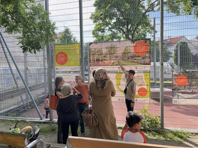 Dario Unterdorfer erklärte vor Ort, wie die Zukunft des Vierthalerparks aussehen wird. | Foto: Pufler