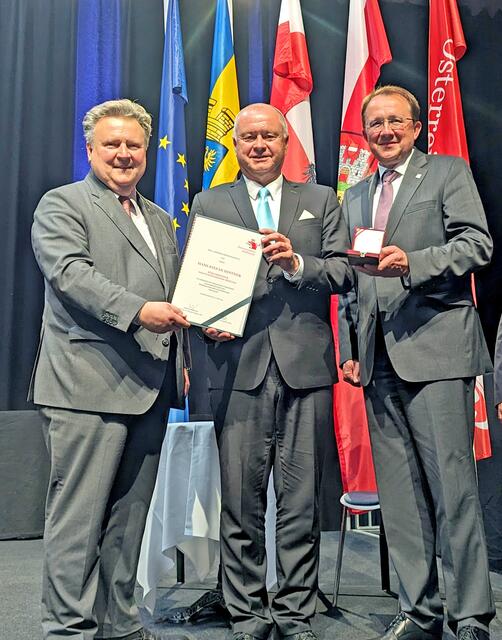 Michael Ludwig, Hans Stefan Hintner und Matthias Stadler (v.l.) auf der Bühne der Arena Nova in Wiener Neustadt. | Foto: Stadtgemeinde Mödling/Boeger