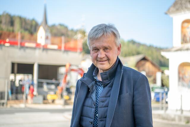 Bürgermeister Josef Liendl im Gespräch über den Skelettfund in Köttmannsdorf. | Foto: Dieter Arbeiter