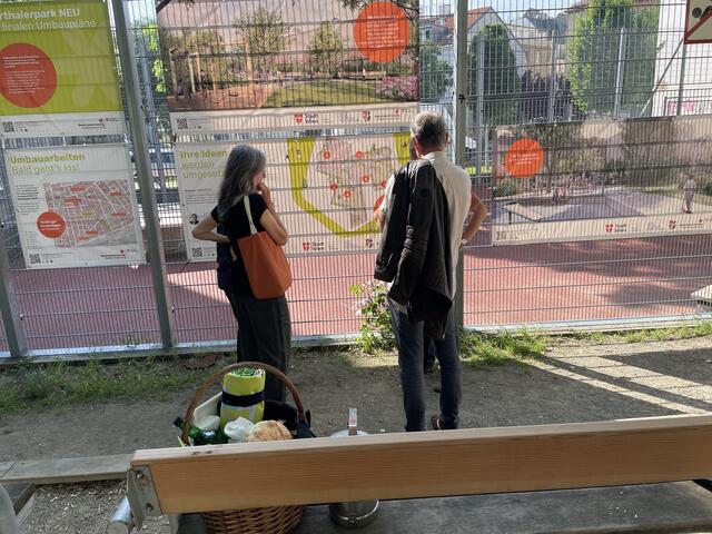 Die Anrainerinnen udn Anrainer studierten die Pläne "ihres" Parks genau. | Foto: Pufler