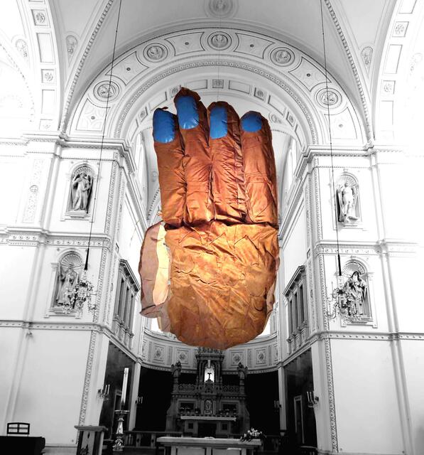 Diese Hand gibt es derzeit in der Breitenfelder Kirche zu bestaunen.  | Foto: Breitenfelder Kirche